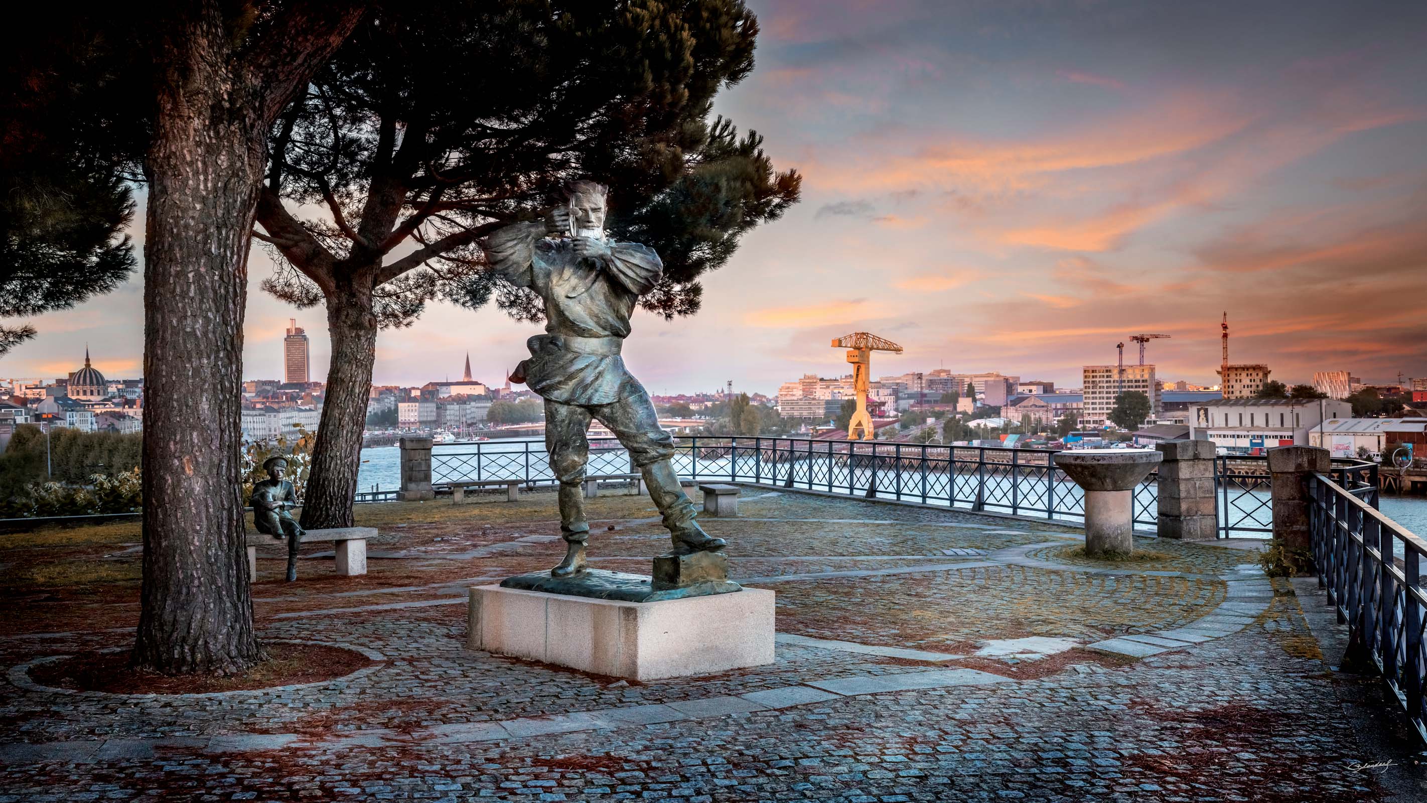 PHOTO CEDRIC BLONDEEL EXPO : GRUE JAUNE ET JULES VERNE - NANTES